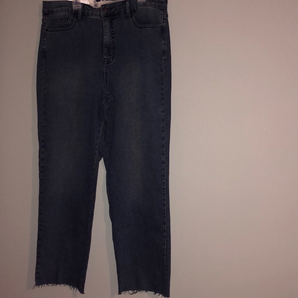 BRAND NEW WOMAN’S JEAN PANTS SIZE 14! FLAWLESS STRETCH FABRIC! NEW WITH TAGS ON
